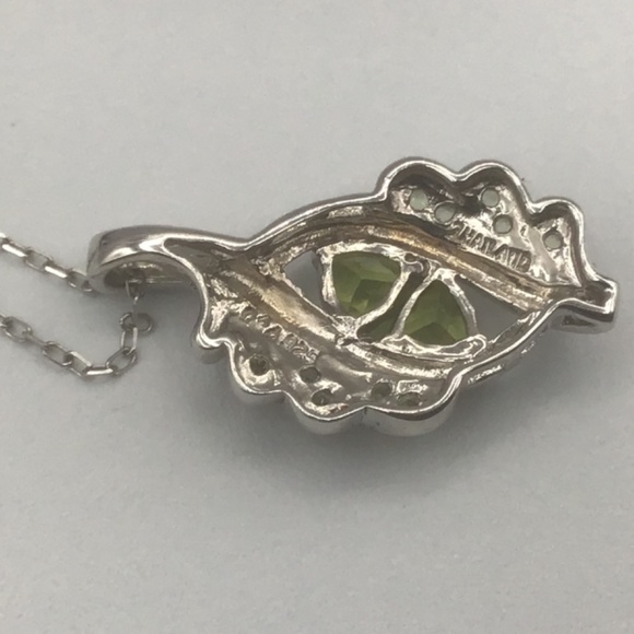 Vintage Sterling Silver Necklace with green stones in an Elegant Leaf Design - Picture 7 of 7